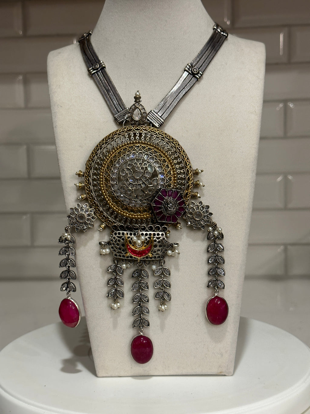 Tie necklace with quartz stones