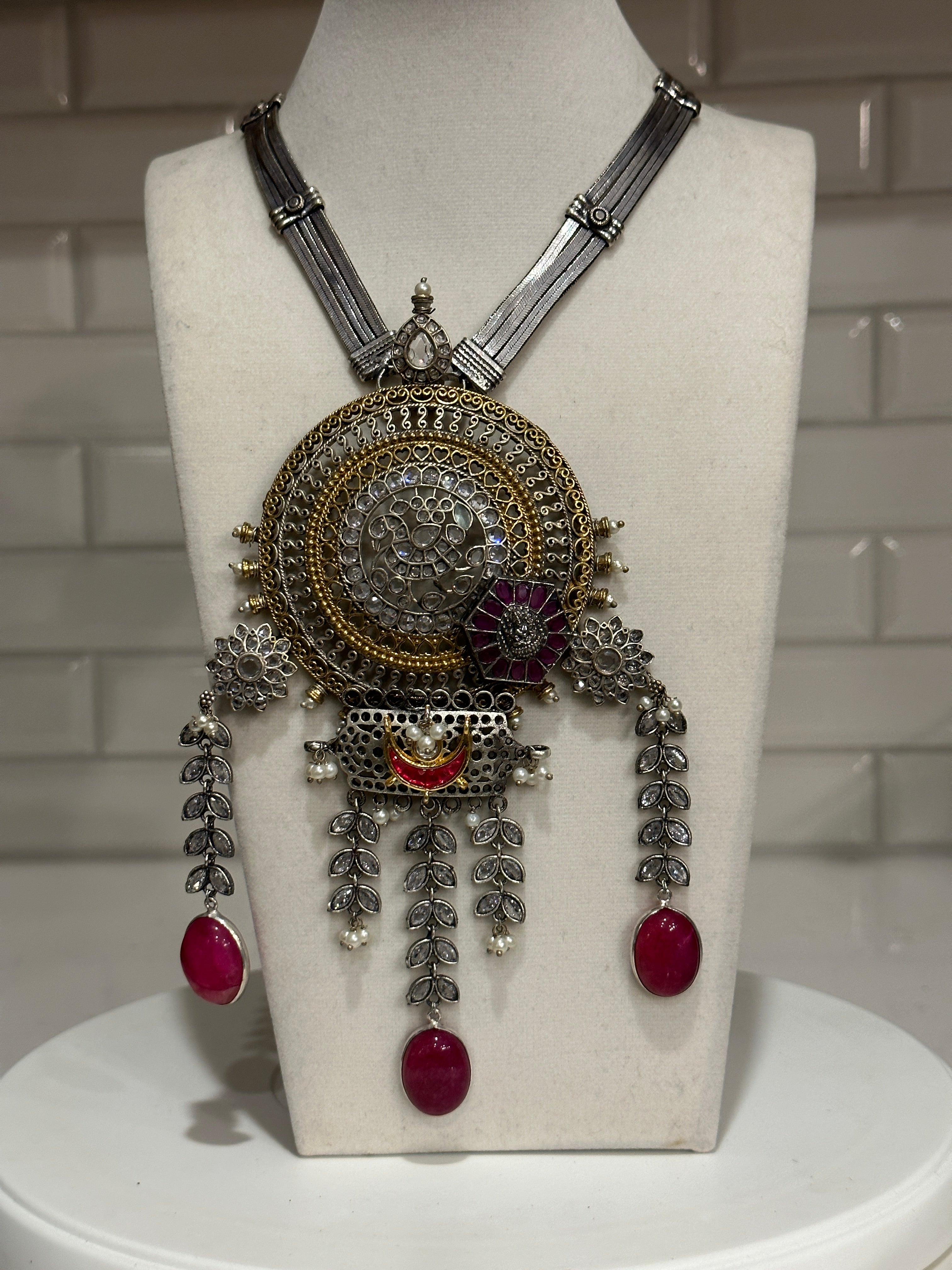 Tie necklace with quartz stones