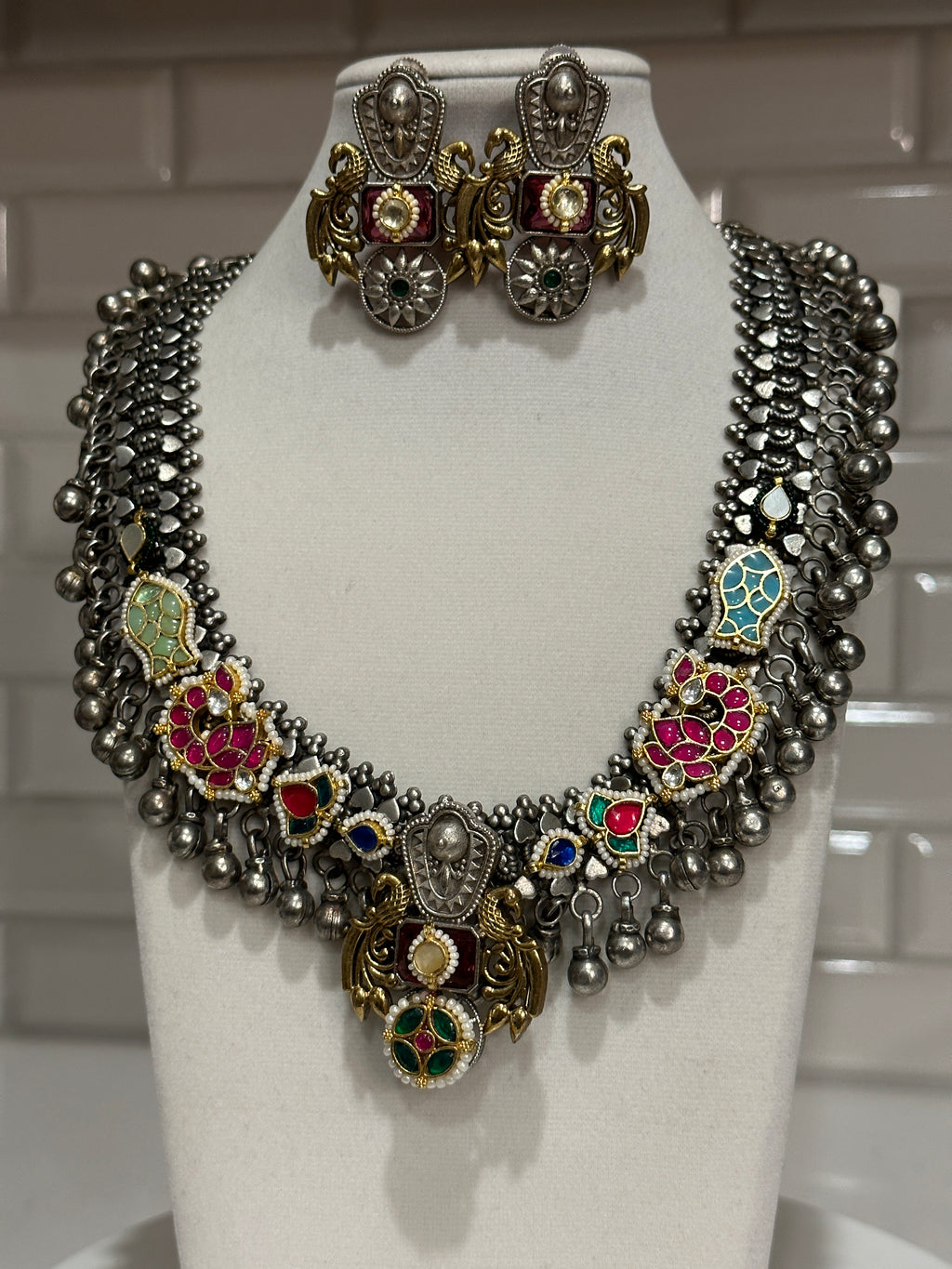 Silver Lookalike Necklace with pachi Kundan Embellishments.