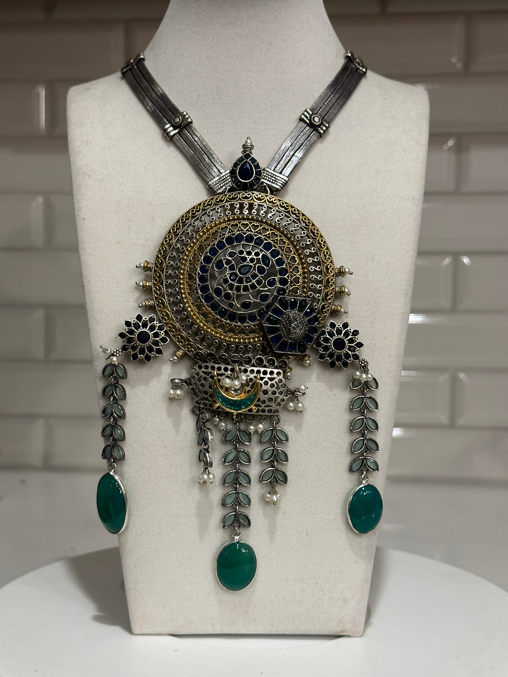 Tie necklace with quartz stones