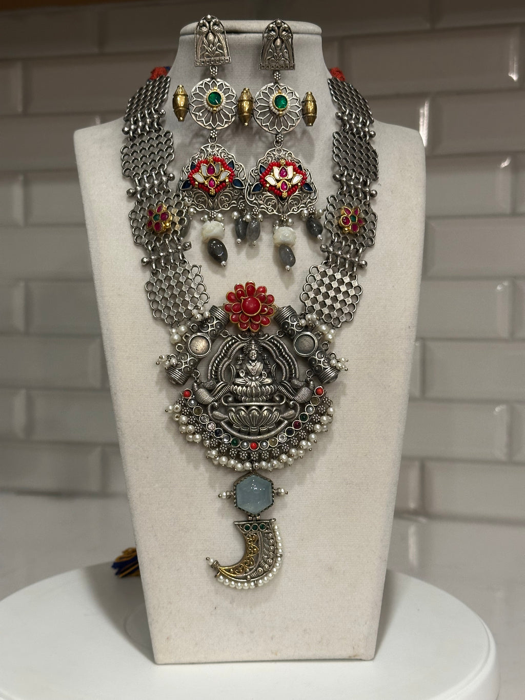 Lakshmi Pendant Necklace Set