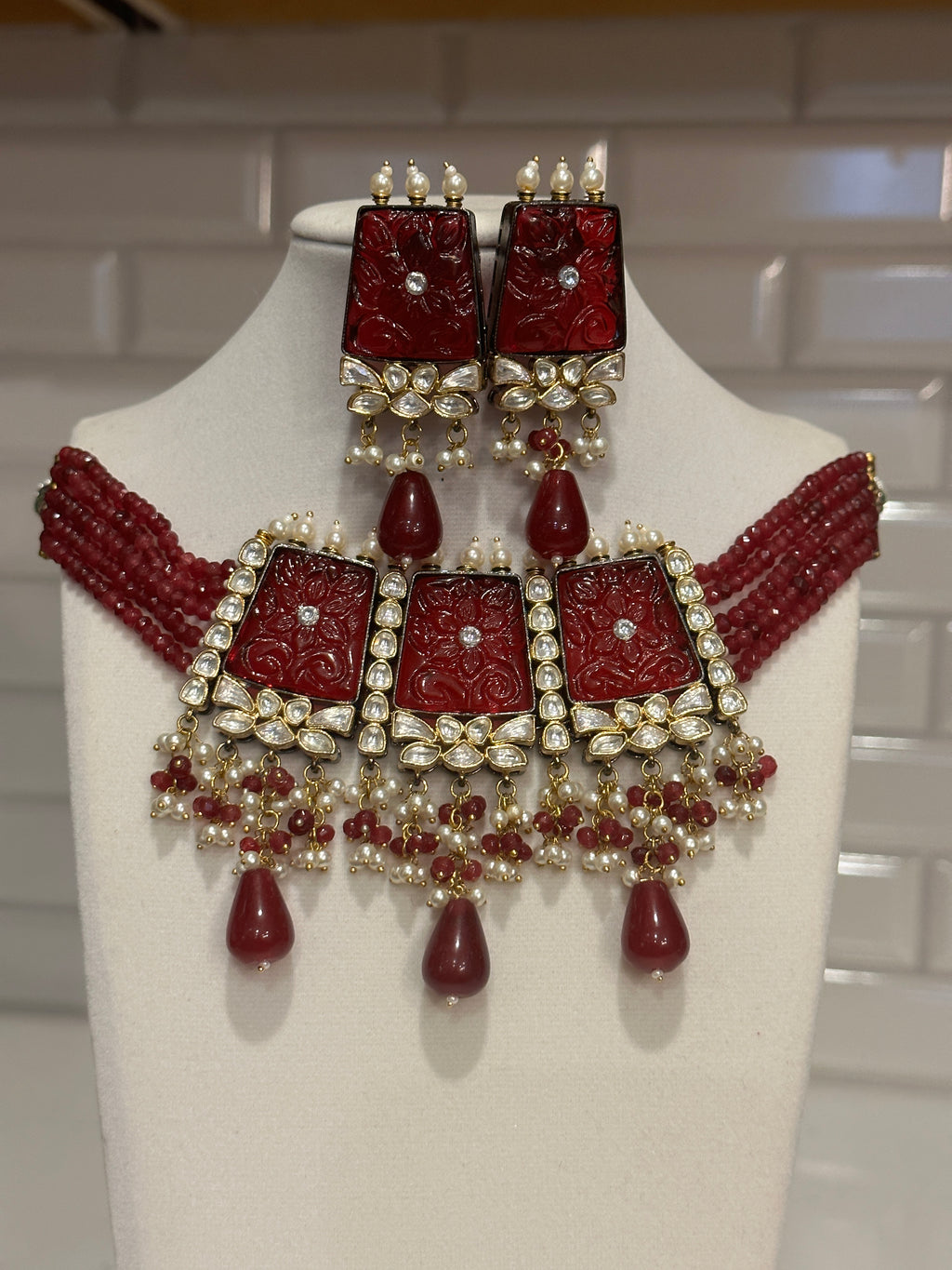 Onyx beaded carved stone polki necklace set