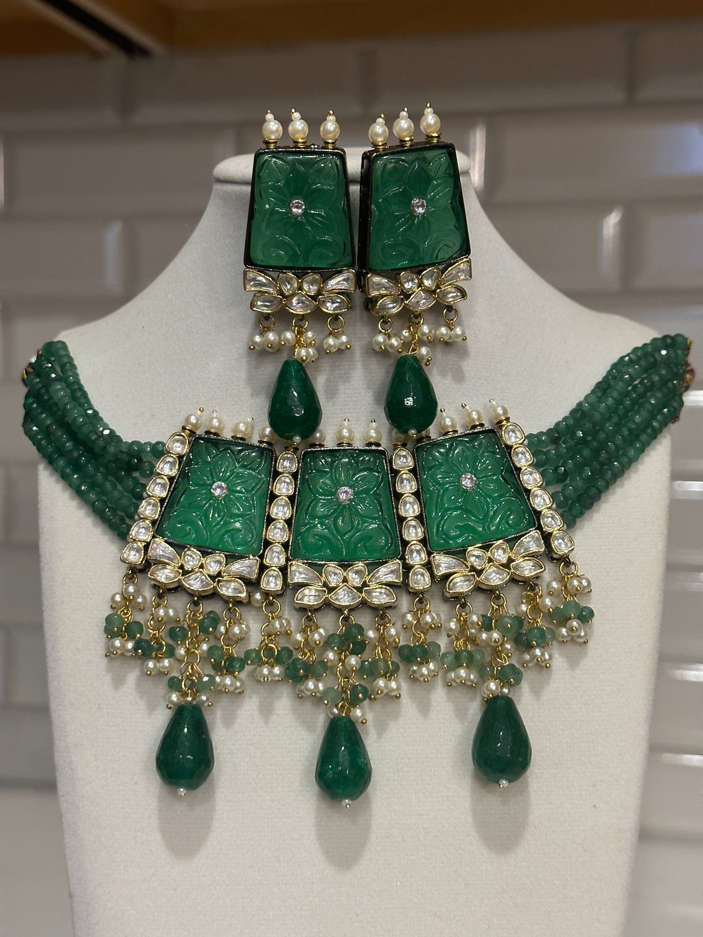 Onyx beaded carved stone polki necklace set