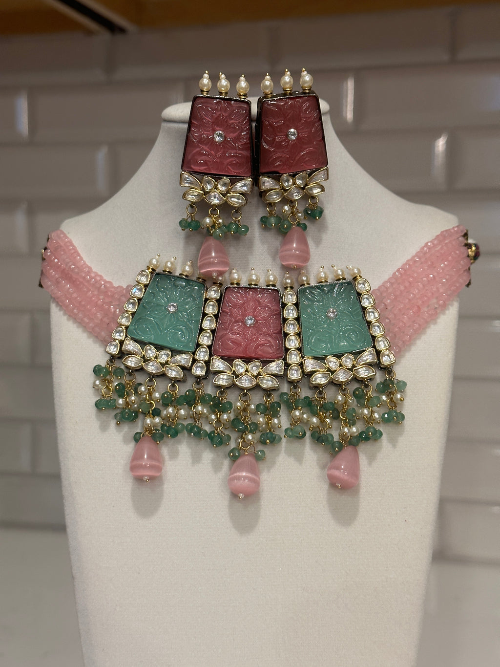 Onyx beaded carved stone polki necklace set