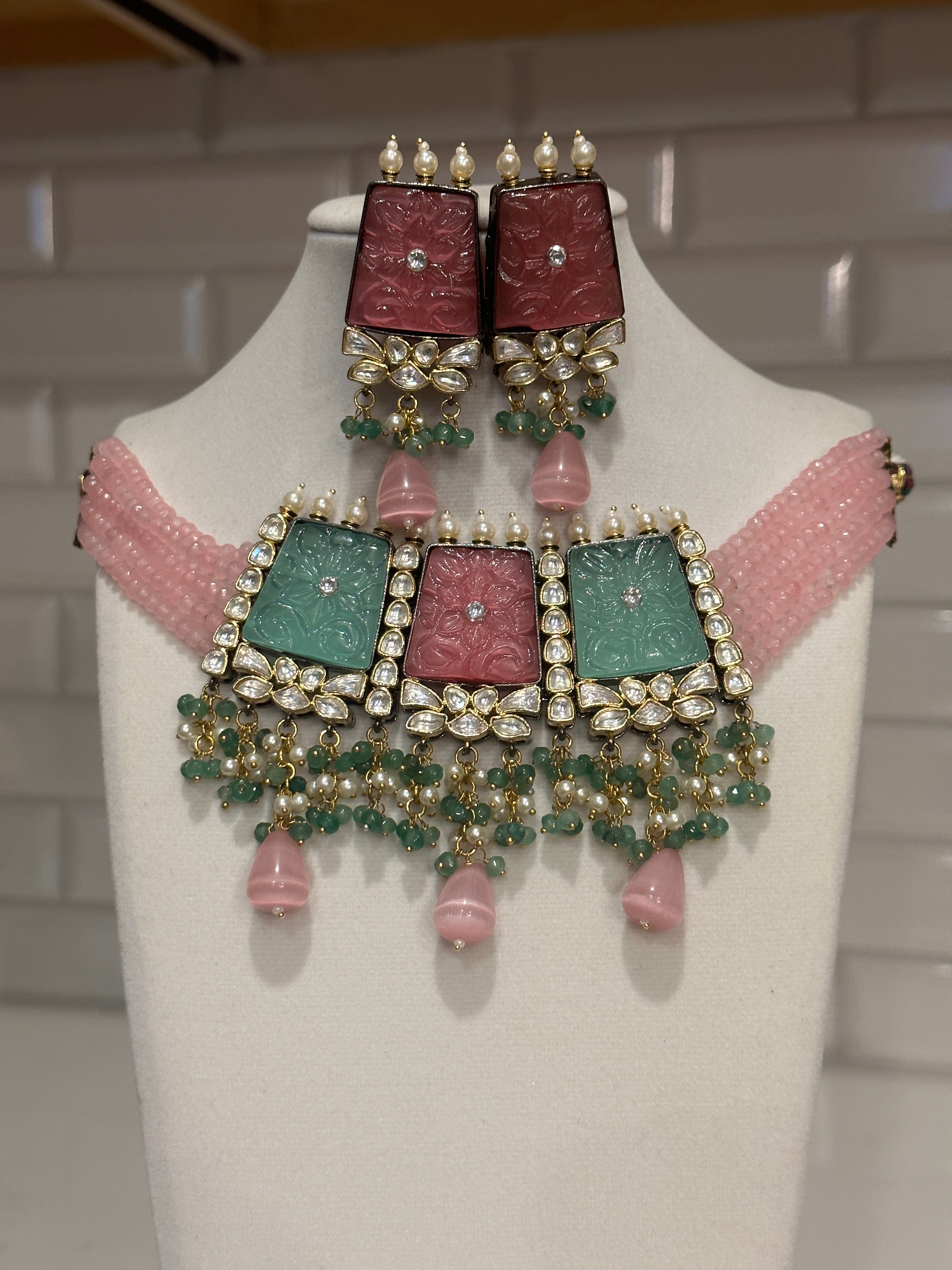 Onyx beaded carved stone polki necklace set