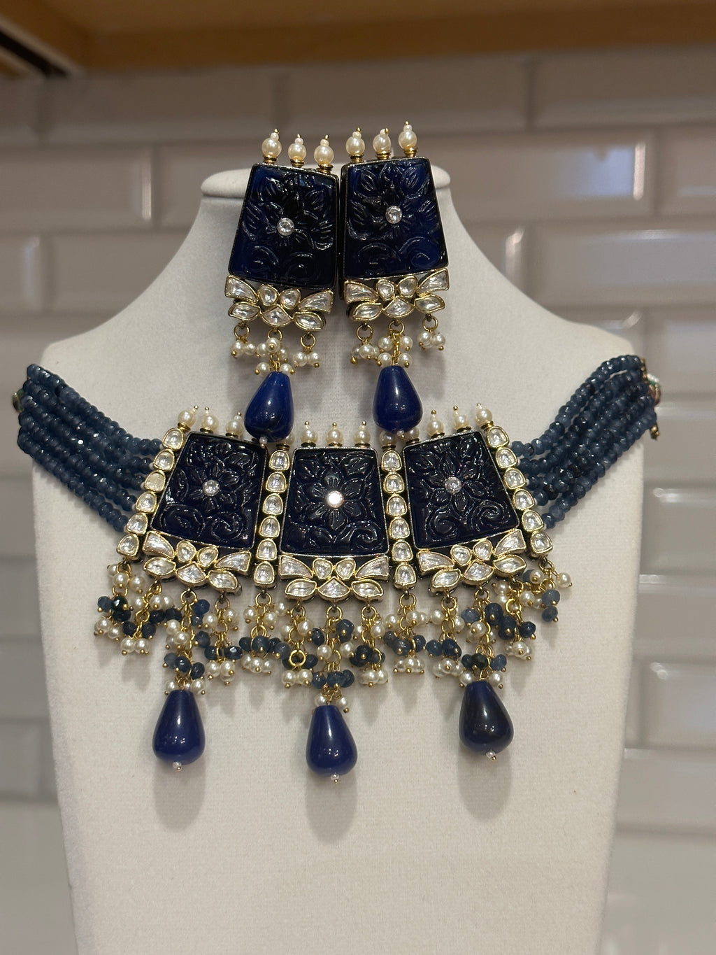 Onyx beaded carved stone polki necklace set