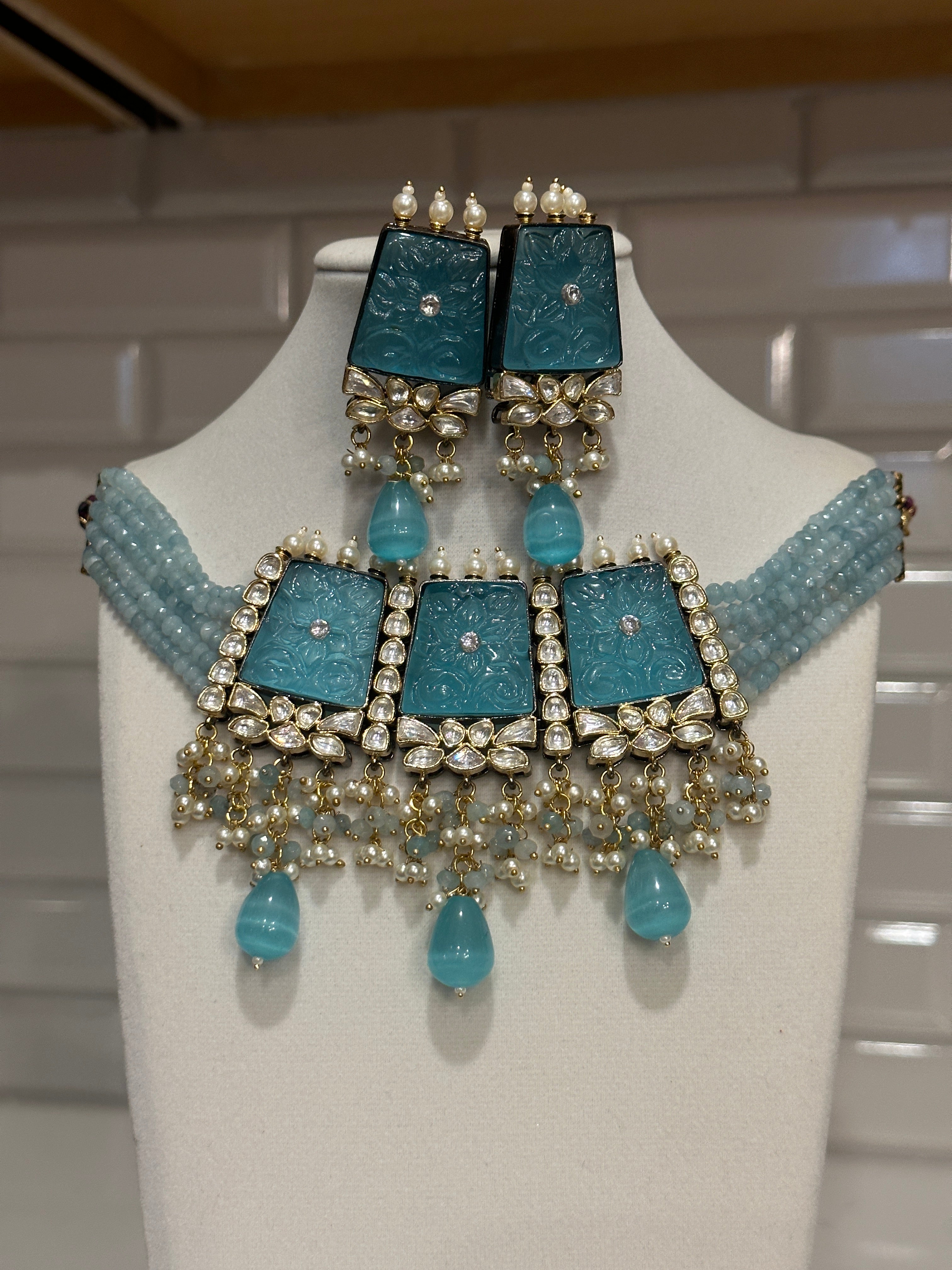 Onyx beaded carved stone polki necklace set